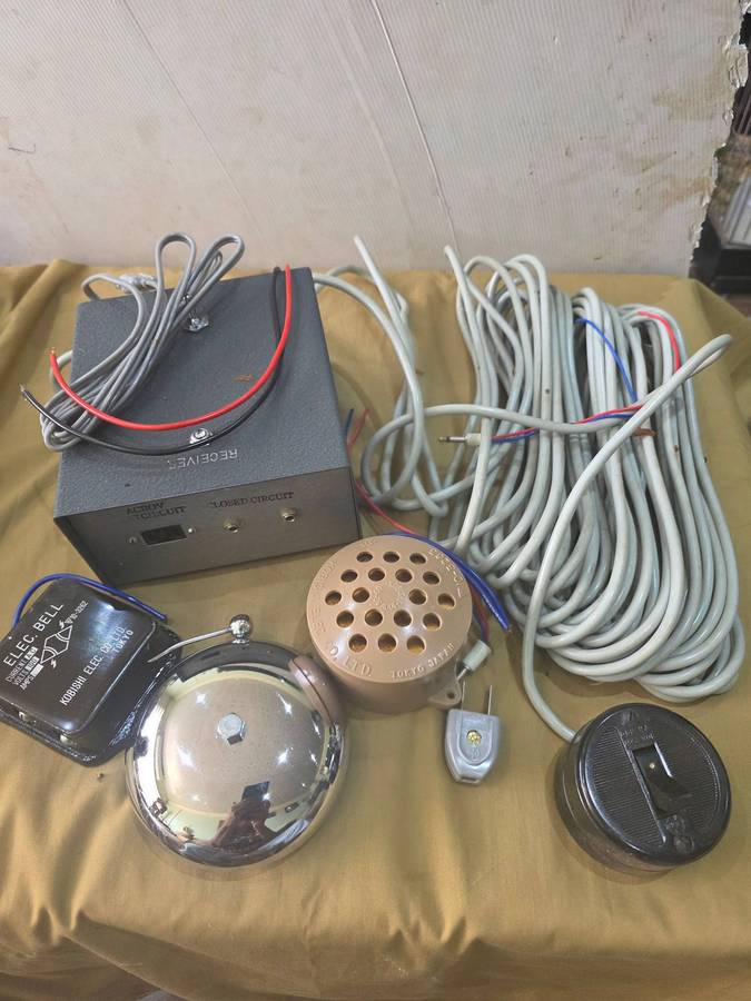 VINTAGE ELECTRONIC TELECOMMUNICATION KIT