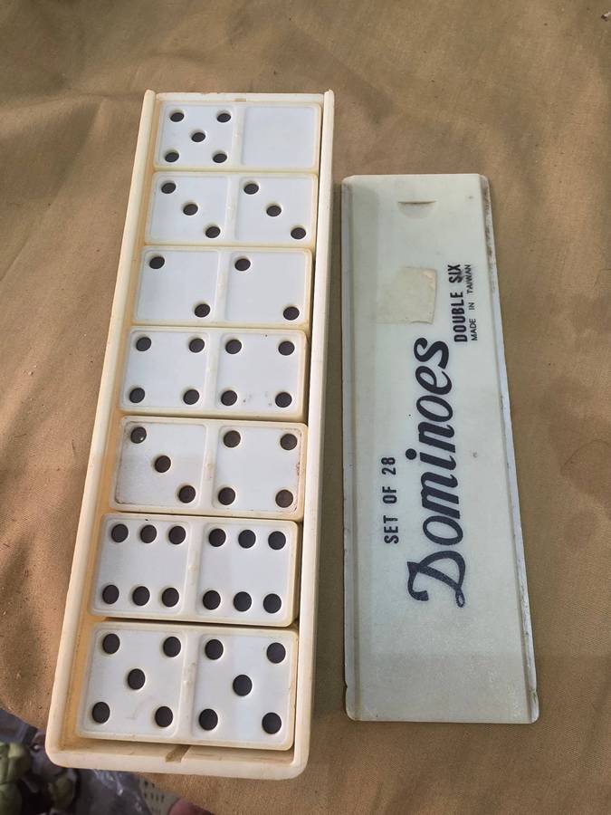 SET OF 28 DOUBLE SIX VINTAGE DOMINOES(MADE IN TAIWAN)