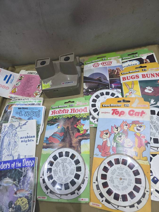 VIEWMASTER SLIDE VIEWER INCL.NUMEROUS COLLECTABLE SLIDES(MOST UNOPENED SLIDES)