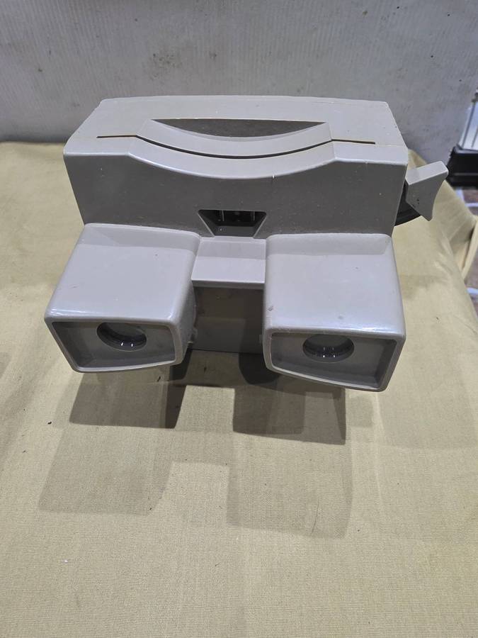 VIEWMASTER SLIDE VIEWER INCL.NUMEROUS COLLECTABLE SLIDES(MOST UNOPENED SLIDES)