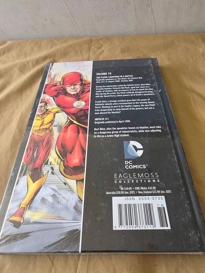DC HARDCOVER COMIC (THE FLASH)