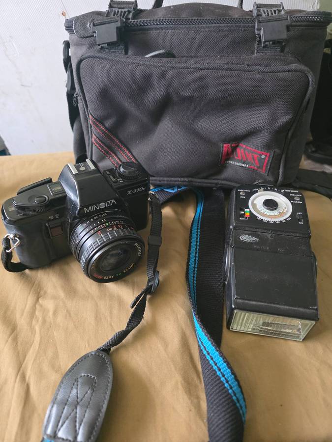 VINTAGE MINOLTA CAMERA SET WITH CARRY BAG