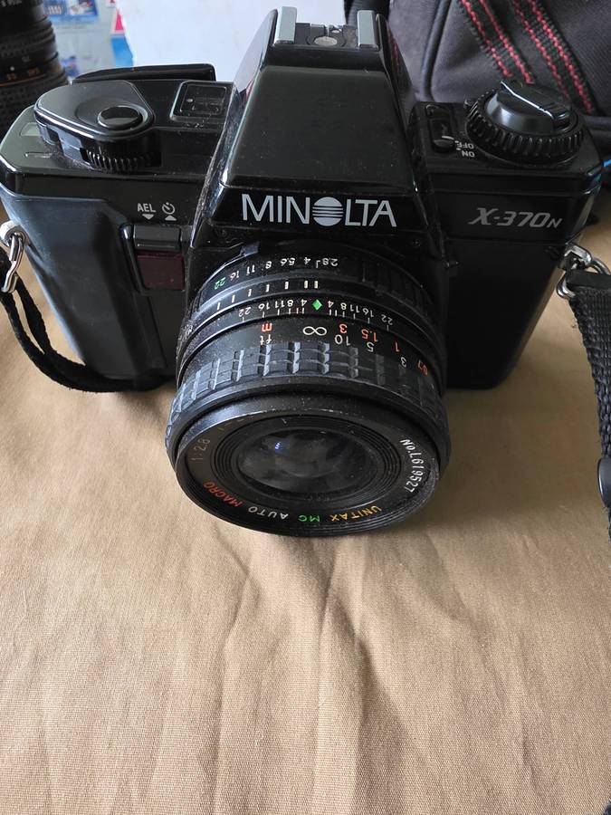 VINTAGE MINOLTA CAMERA SET WITH CARRY BAG