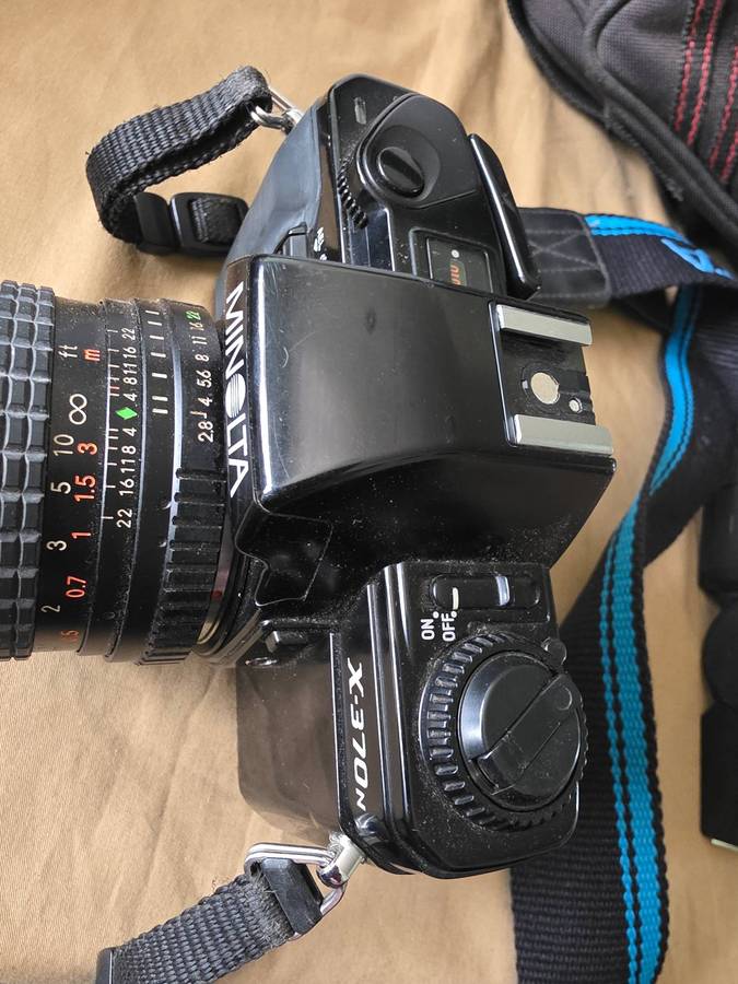 VINTAGE MINOLTA CAMERA SET WITH CARRY BAG