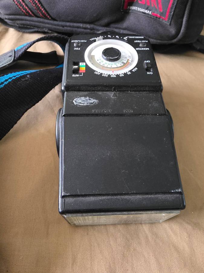 VINTAGE MINOLTA CAMERA SET WITH CARRY BAG