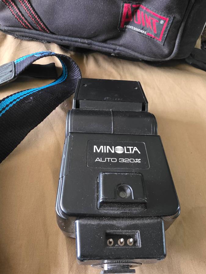 VINTAGE MINOLTA CAMERA SET WITH CARRY BAG