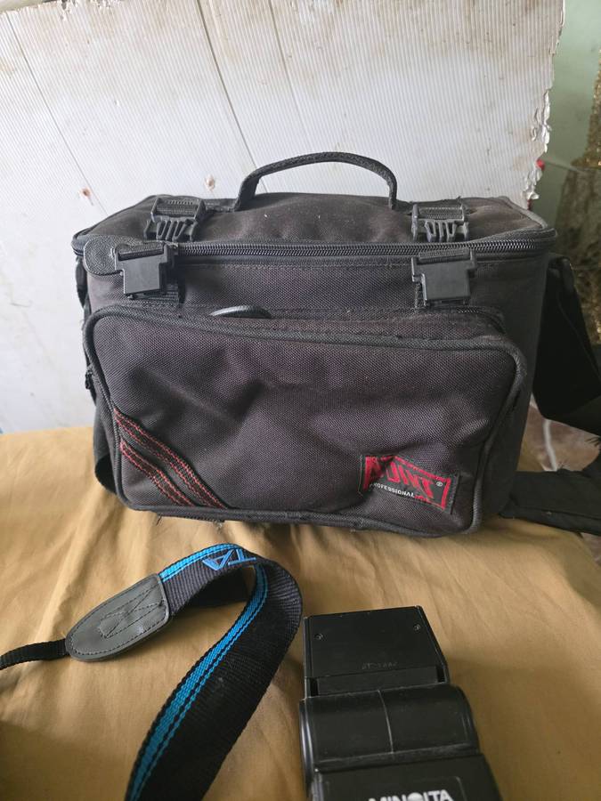 VINTAGE MINOLTA CAMERA SET WITH CARRY BAG