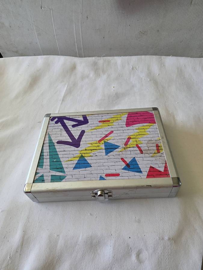 EYESHADOW KIT*(UNUSED)DOES NOT HAVE OUTER PACKAGING/BOX