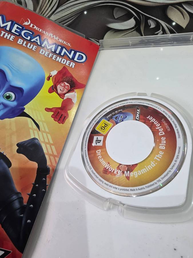 PSP GAME DISC(MEGAMIND)THE BLUE DEFENDER