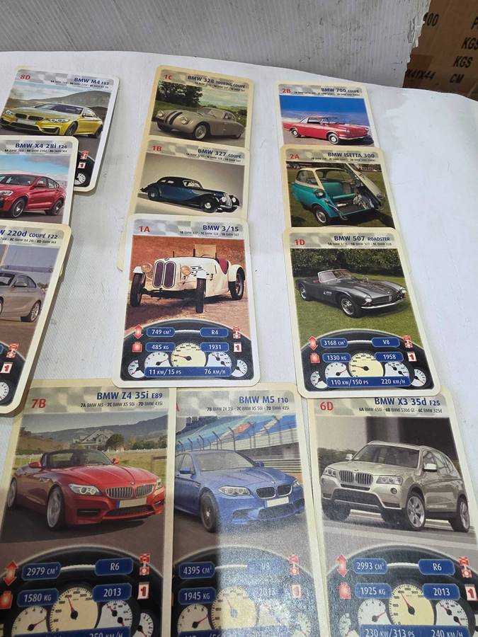 PACK OF 32 BMW MEGATRUMPF CARDS