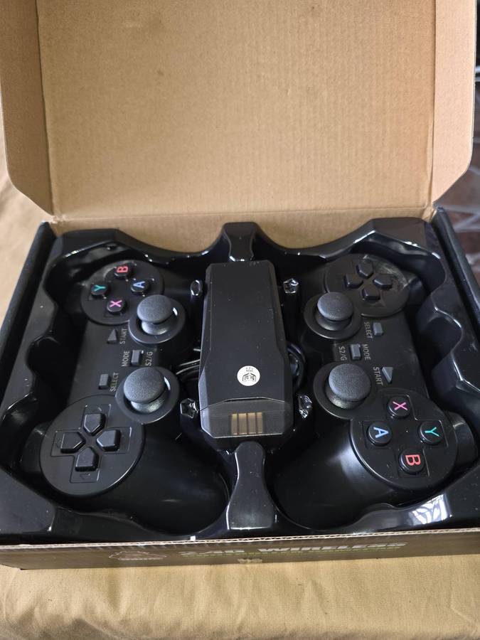 2.4G WIRELESS CONTROLLER GAMEPAD