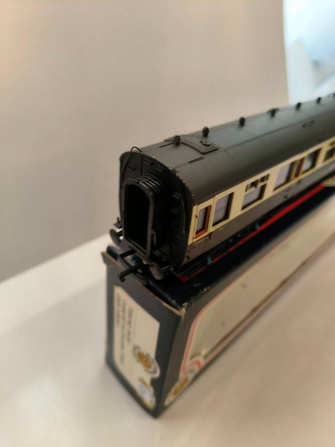Bachmann Set of 2 Collet Coaches (Different running No) (Lot 449)