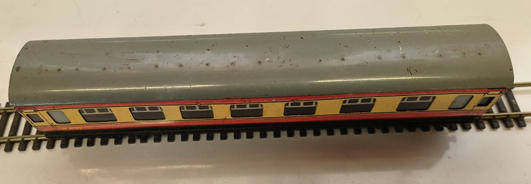 Vintage Hornby Dublo 3-rail BR Coach #1 (Lot 467)