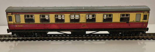 Vintage Hornby Dublo 3-rail BR Coach #2 (Lot 468)
