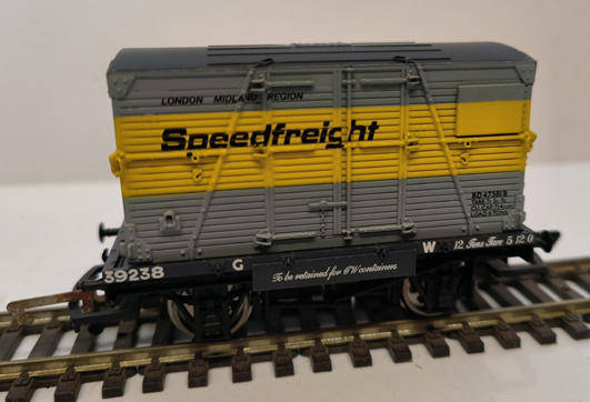 Hornby Conflat Wagon with load (Lot 518)