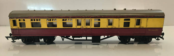 Tri-ang Corridor Brake Coach (Short) ( Blood & Custard) (Lot 574)