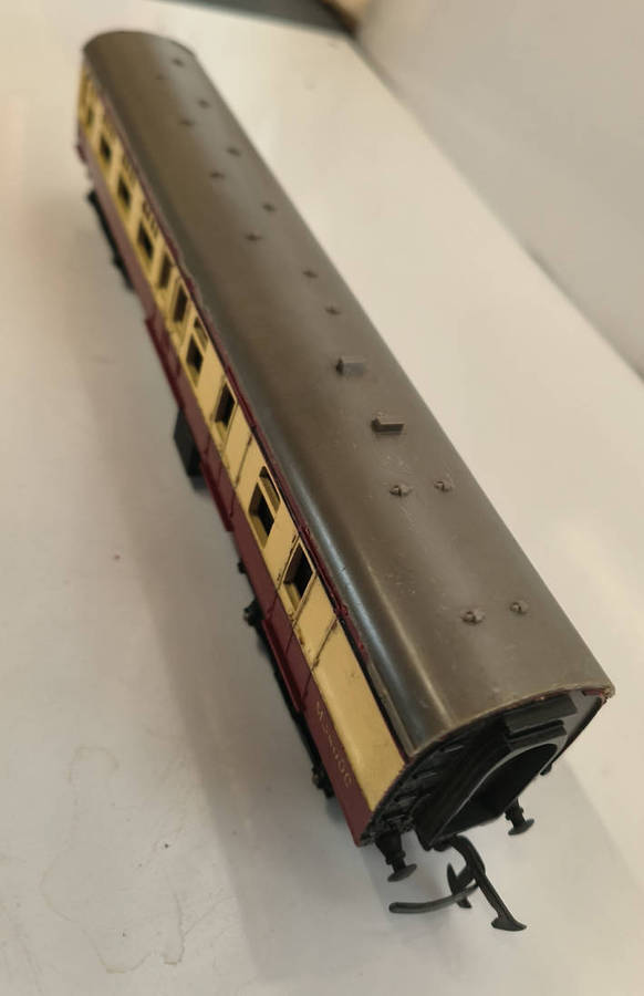 Tri-ang Corridor Brake Coach (Short) ( Blood & Custard) (Lot 574)