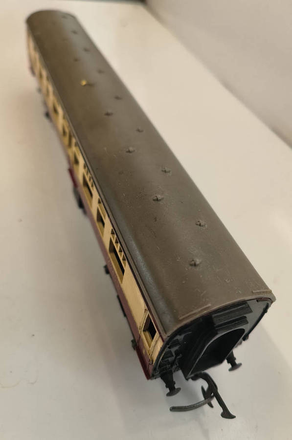 Tri-ang Corridor Coach (Short) ( Blood & Custard) (Lot 575)