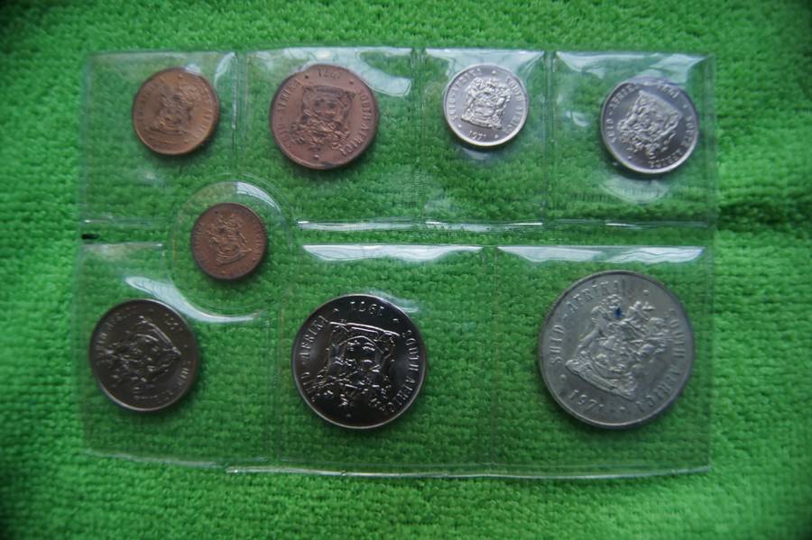 3 SA Mint Packs 1971, 1972, 1976 all with silver R1 - Bid per set to take all 3