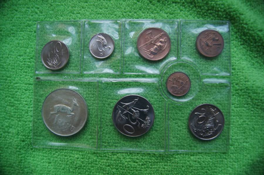 Last SA Mint Pack Madness - 5 packs - incl Silver One Rand (Bid is per set to take all 5)