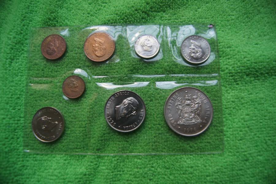 3 SA Mint Packs 1971, 1972, 1976 all with silver R1 - Bid per set to take all 3