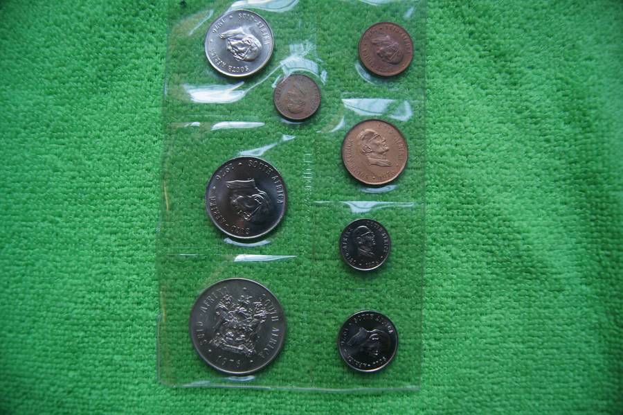 Last SA Mint Pack Madness - 5 packs - incl Silver One Rand (Bid is per set to take all 5)