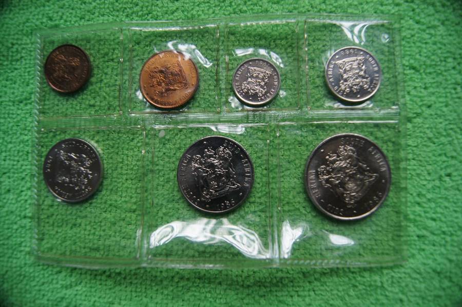 Consecutive Year SA Mint Packs, 1985 and 1986 (Bid per pack to take both)