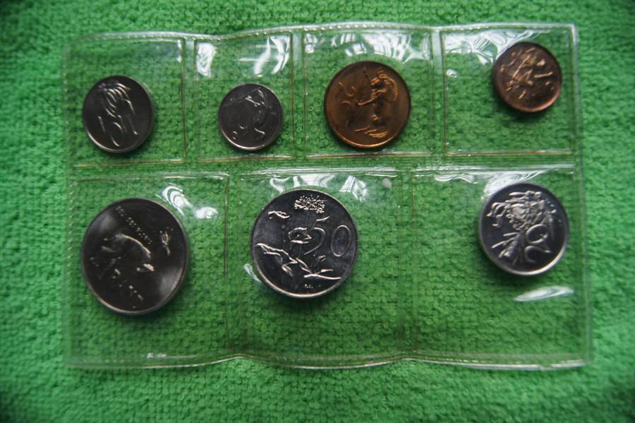 Consecutive Year SA Mint Packs, 1985 and 1986 (Bid per pack to take both)