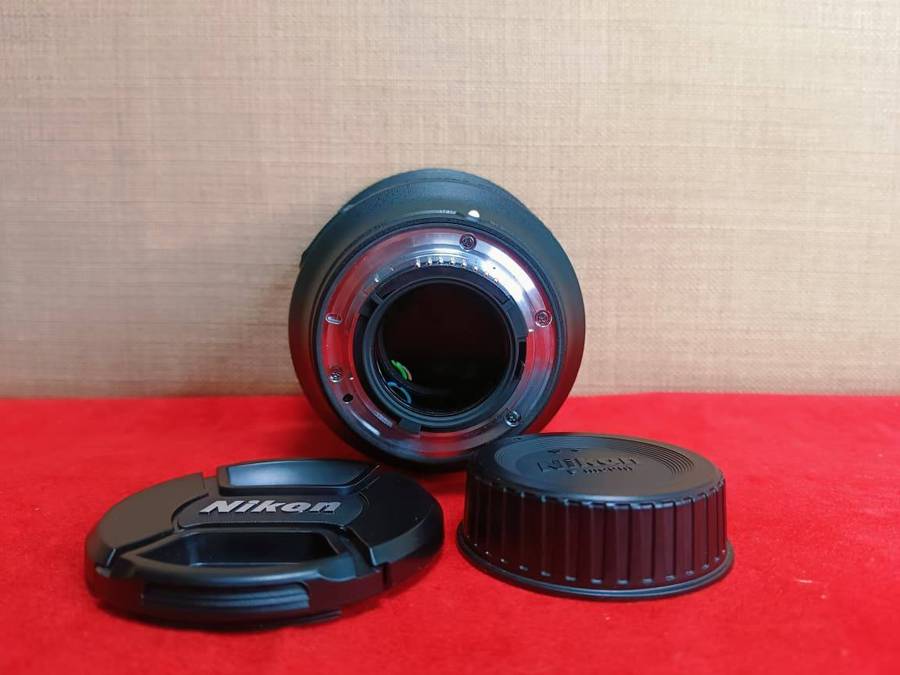Nikon AF-S NIKKOR 85mm f/1.8G Lens + Nikon HB-62 Lens Hood