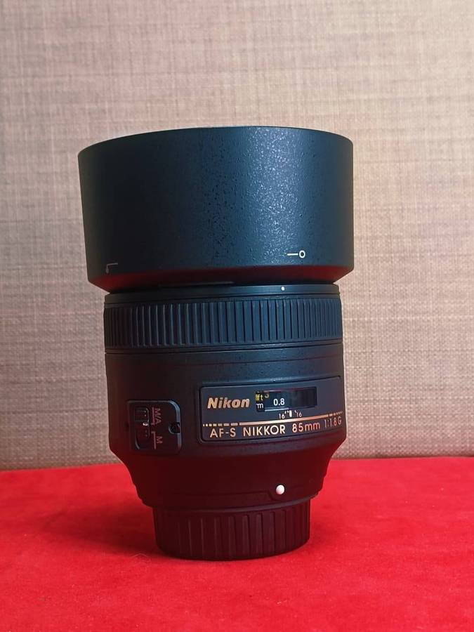 Nikon AF-S NIKKOR 85mm f/1.8G Lens + Nikon HB-62 Lens Hood