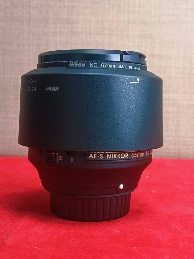 Nikon AF-S NIKKOR 85mm f/1.8G Lens + Nikon HB-62 Lens Hood