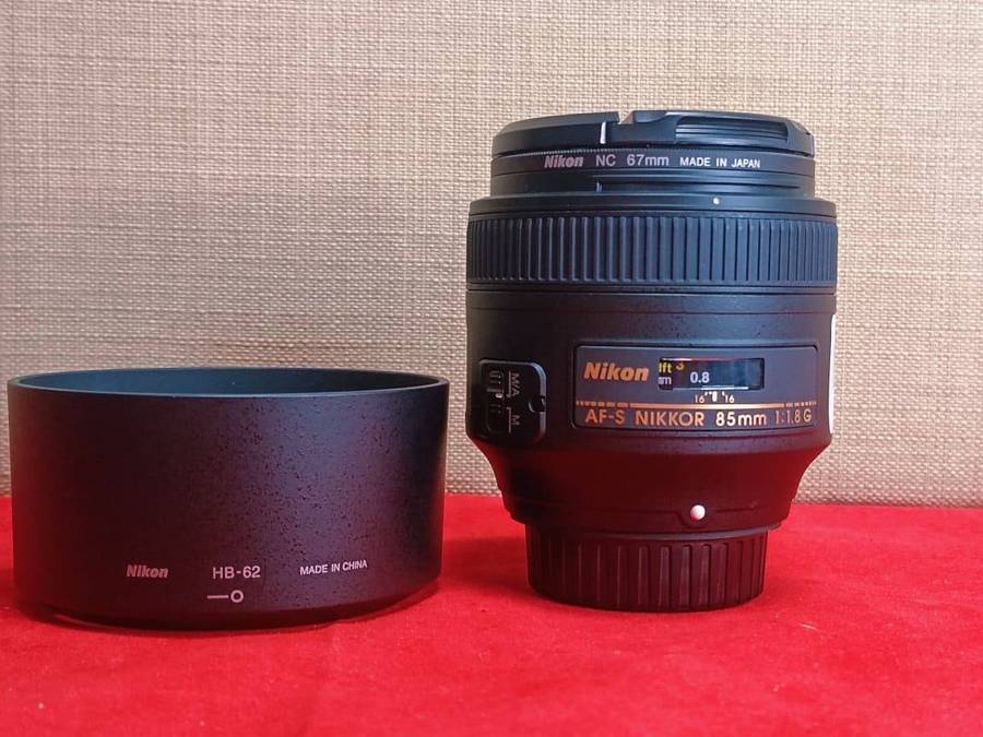 Nikon AF-S NIKKOR 85mm f/1.8G Lens + Nikon HB-62 Lens Hood