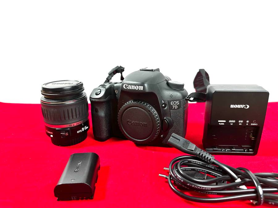 Canon EOS 7D DSLR camera with lens & Accessories  * Canon EOS 7D DSLR Body * Canon 18-55mm kit len