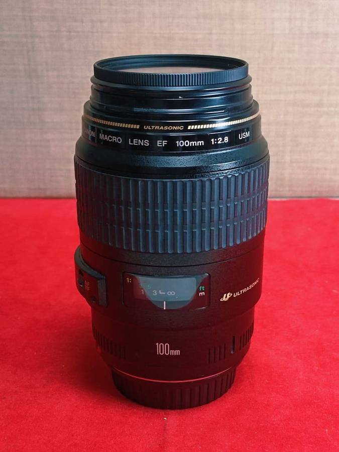 Canon EF 100mm f/2.8 USM Macro Lens