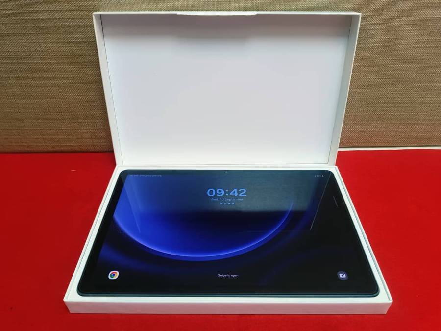 Samsung Galaxy Tab S9 FE 5G  128GB with S Pen (Like New)