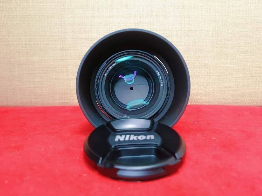 Nikon AF-S NIKKOR 85mm f/1.8G Lens + Nikon HB-62 Lens Hood