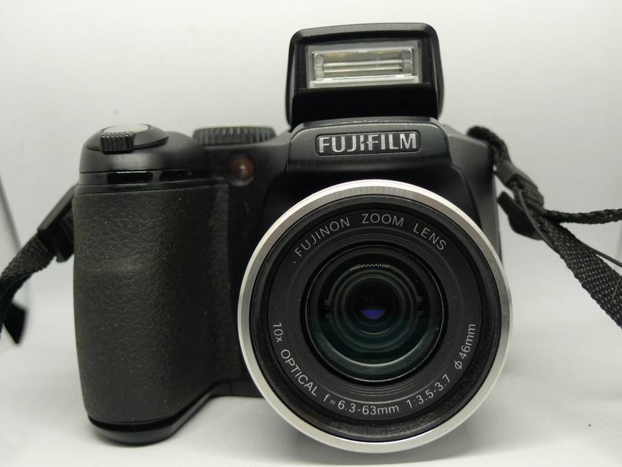 Fuji S5700 - 10x Optical Zoom - 7 Megapixel