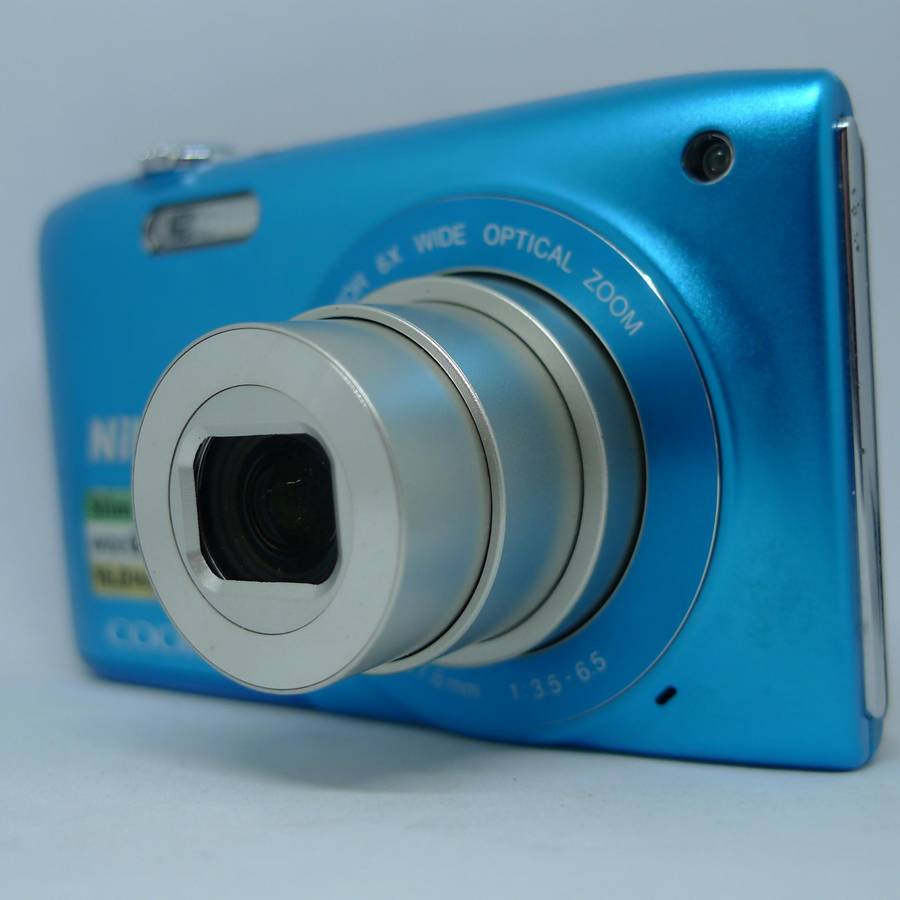 Nikon Coolpix S3200  Blue  Pristine Condition  Complete Kit