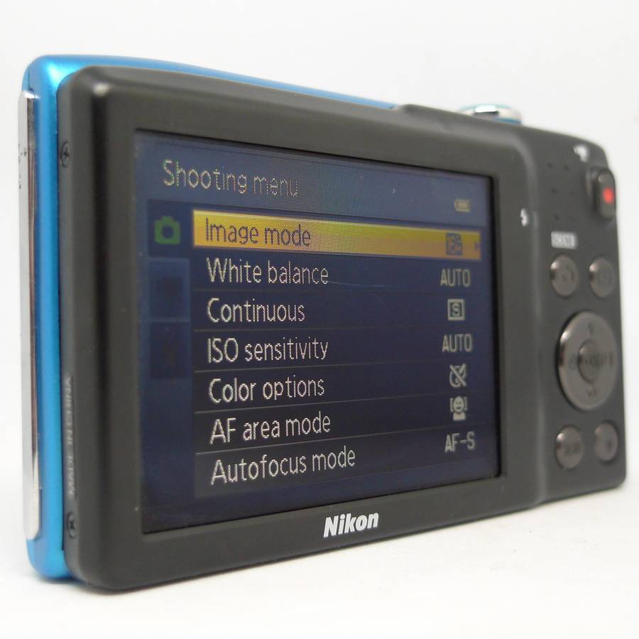 Nikon Coolpix S3200  Blue  Pristine Condition  Complete Kit