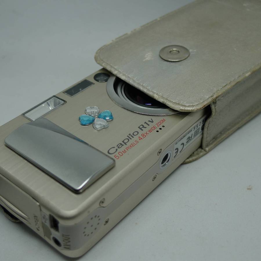 Ricoh Caplio R1v - 5.0 Megapixels - 4.8x Optical Zoom