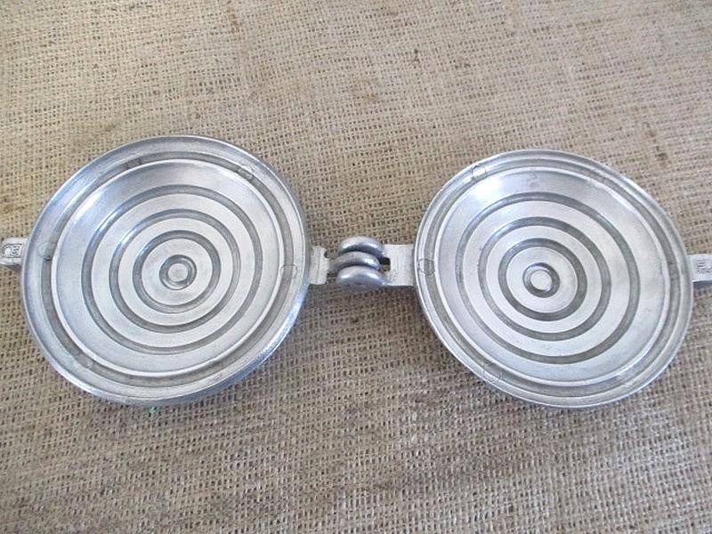 Lovely Vintage Pressure Jaffle Toaster/Maker