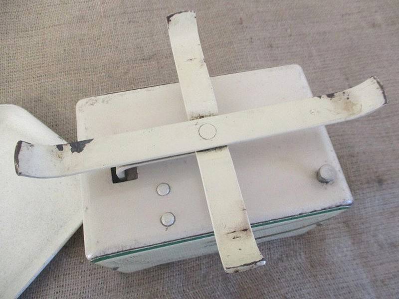 Beautiful Vintage Metal Lyssex 22lb Kitchen Scale             Swiss Made