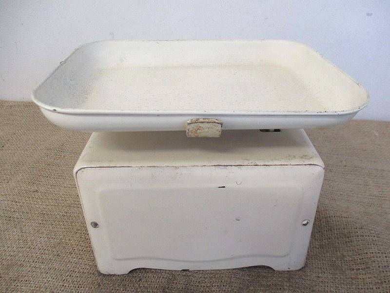 Beautiful Vintage Metal Lyssex 22lb Kitchen Scale             Swiss Made