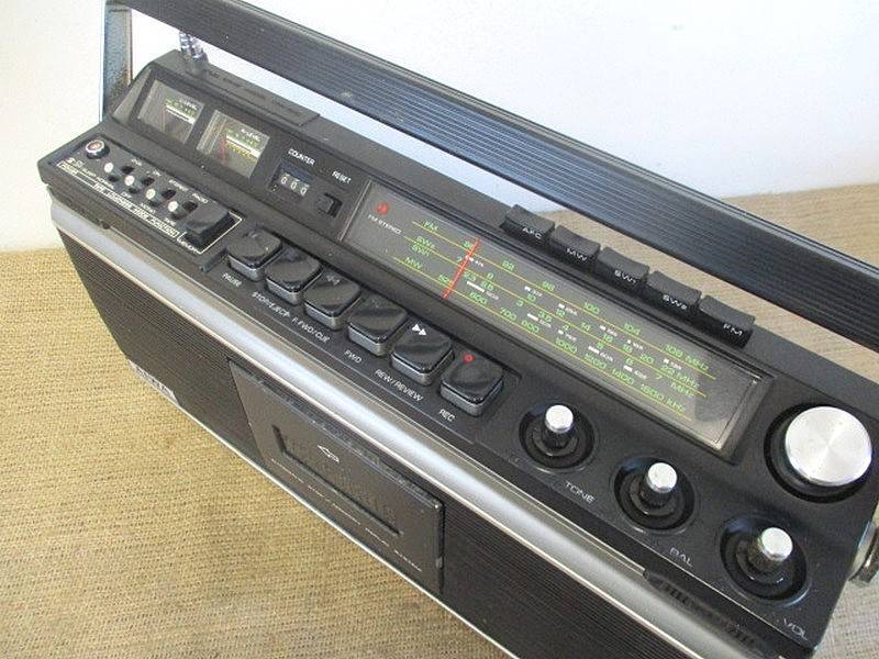 Vintage Aiwa Model TPR-930 Stereo 4 Band Portable Cassette  Radio Recorder Player