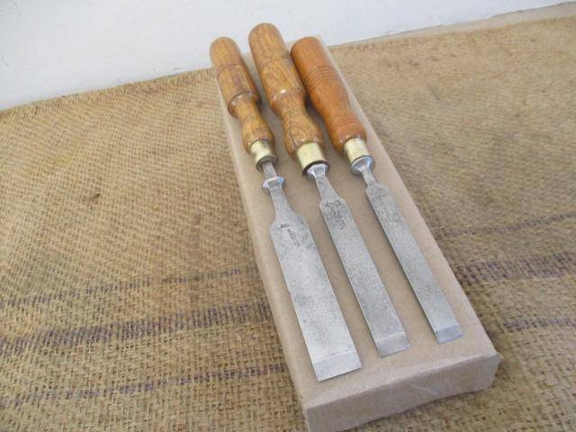 Nice Set Of Three Vintage High Quality Carpenter Woodworking Chisels   7/8" - 5/8" - 1/2"