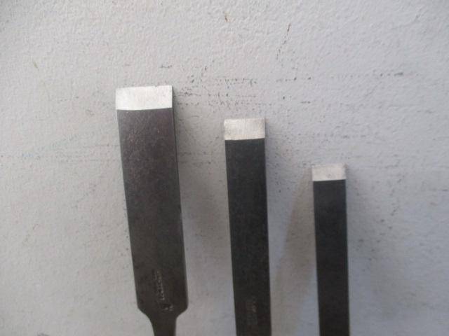 Nice Set Of Three Vintage High Quality Carpenter Woodworking Chisels   7/8" - 5/8" - 1/2"