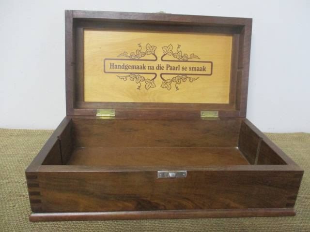 An Exquisite "Handgemaak na die Paarl se smaak " Oak Wine Wooden Box