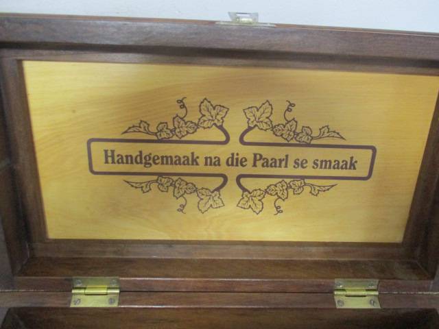 An Exquisite "Handgemaak na die Paarl se smaak " Oak Wine Wooden Box