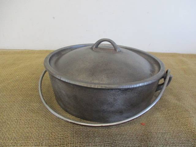 Great For That Potbrood.....This Vintage Falkirk No 3 Cast Iron Flat Bottom Pot