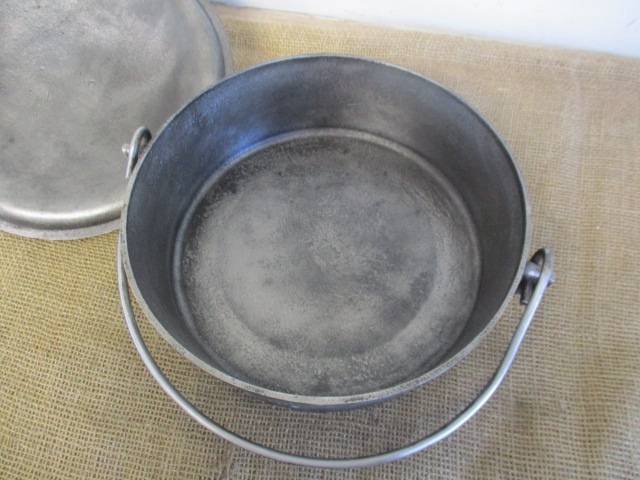Great For That Potbrood.....This Vintage Falkirk No 3 Cast Iron Flat Bottom Pot